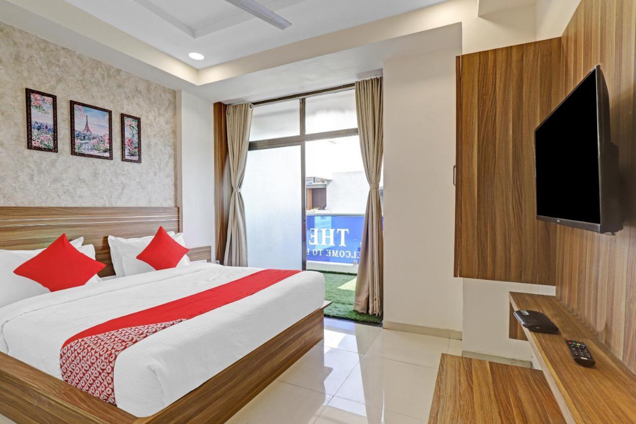 Oyo Flagship 86605 Hotel The Meriton Ahmedabad Exterior foto